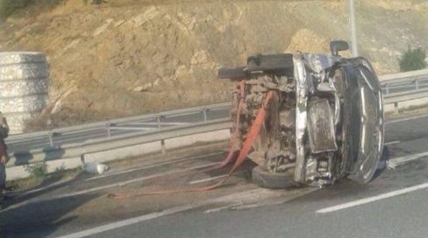 Boz&uuml;y&uuml;k&rsquo;te Minib&uuml;s Devrildi, 4 Yaralı