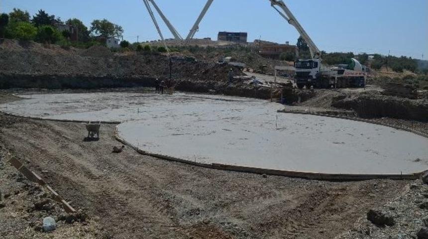 Kırıkhan&rsquo;da Yarı Olimpik Y&uuml;zme Havuzun İnşaatı Devam Ediyor