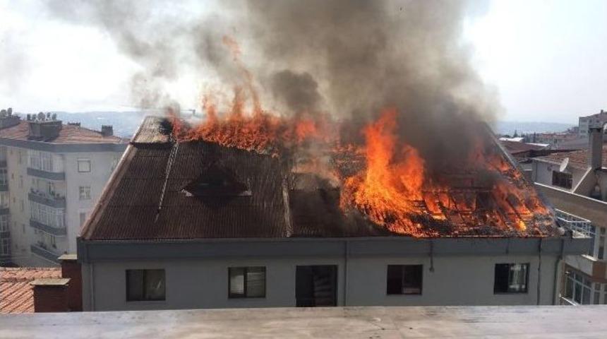 5 Katlı Binanın &Ccedil;atısı Alevlere Teslim Oldu