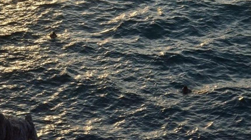 Denize D&uuml;şen Ayakkabı Canından Ediyordu