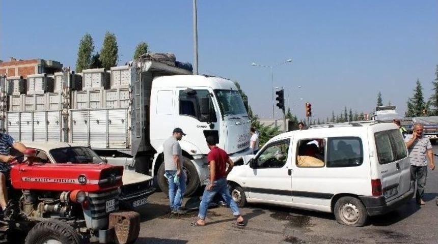 Manisa&rsquo;da Otomobil Kamyonla &Ccedil;arpıştı: 2 Yaralı