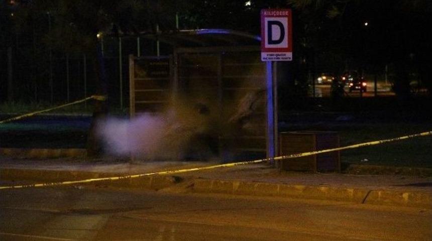 Otob&uuml;s Durağındaki Ş&uuml;pheli &Ccedil;anta Korkuttu