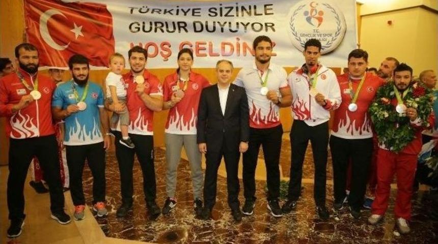 Rio 2016 Olimpiyatları&rsquo;nda Dereceye Giren Milli G&uuml;reş&ccedil;iler Ankara&rsquo;ya Geldi