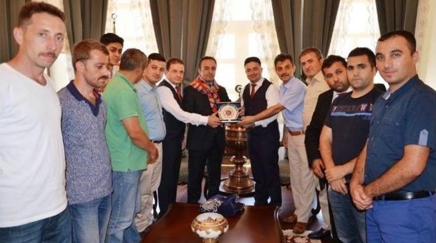 Vali &Ccedil;ataklı&rsquo;ya &Ccedil;ankırılı Hemşerilerinden Ziyaret