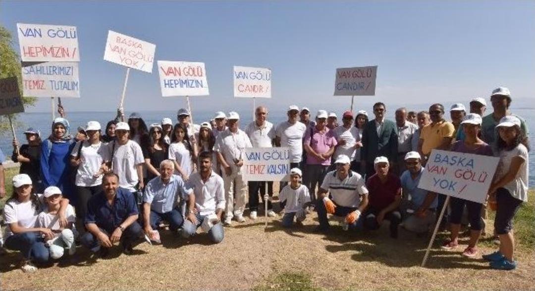 Van G&ouml;l&uuml; Sahilinde Temizlik Kampanyası