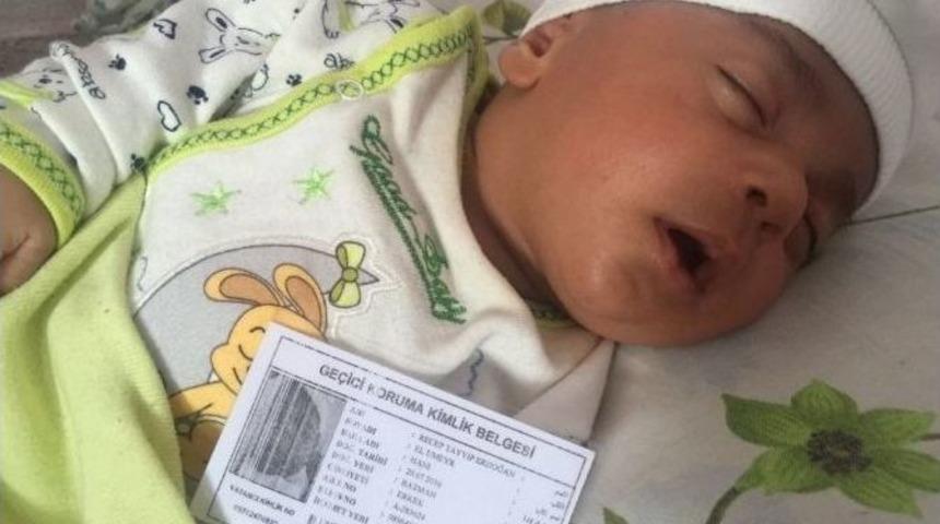 Suriyeli Aile &Ccedil;ocuklarına Recep Tayyip Erdoğan İsmini Verdi