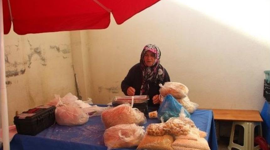 Yaptığı K&ouml;y Ekmeğini Satarak Ev B&uuml;t&ccedil;esine Katkı Sağlıyor