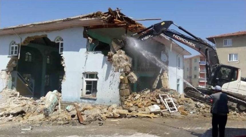 Ağır Hasarlı Caminin Yıkımı Yapıldı