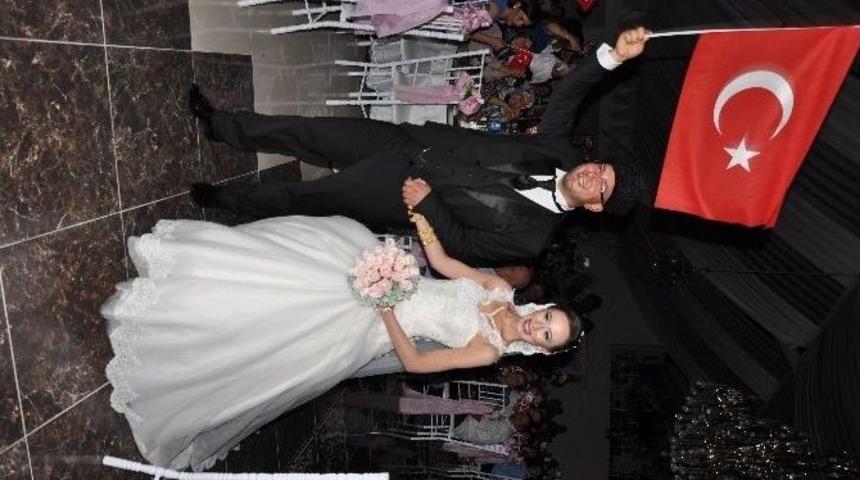 Bilecik&rsquo;te Gelin Ve Damadın T&uuml;rk Bayrağı Ve Atat&uuml;rk Sevgisi