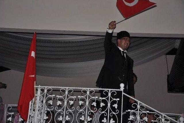 Bilecik’te Gelin Ve Damadın Türk Bayrağı Ve Atatürk Sevgisi