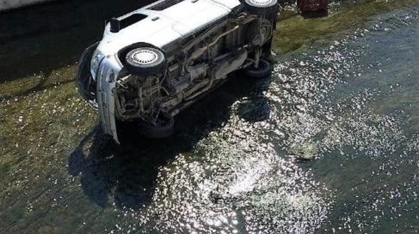 Direksiyon Hakimiyeti Kaybolan Otomobil Irmağa U&ccedil;tu