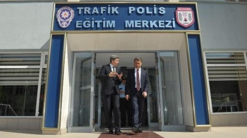 Vali &Ccedil;elik, Trafik Polis Eğitim Merkezi&rsquo;ni Ziyaret Etti
