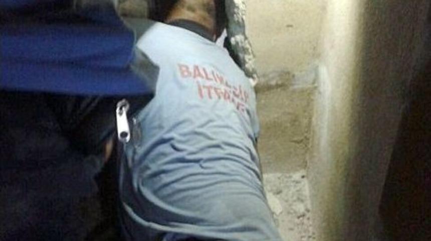 Apartman Boşluğuna D&uuml;şen Kedi 3 Saatte Kurtarıldı