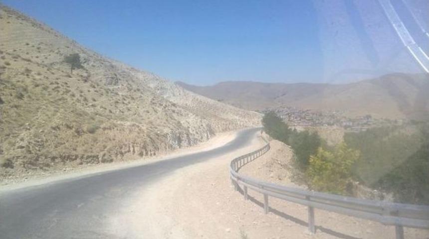 Kılan K&ouml;y&uuml;n&uuml;n Yolları Genişletiliyor.