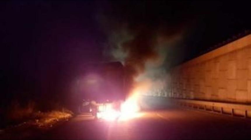 Seyir Halindeki Tır Cayır Cayır Yandı