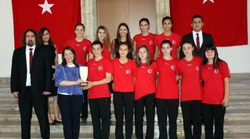 Emine Nur Günay’dan Eskişehir Hentbol Kulübüne Büyük Destek