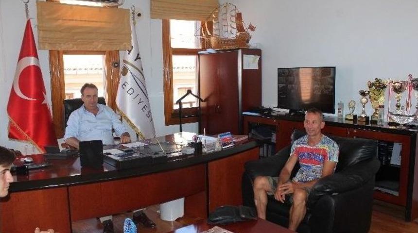 K&uuml;&ccedil;&uuml;kk&ouml;y Sporlu Kick Boks&ccedil;u Emre Kuru, D&uuml;nya Şampiyonası&rsquo;na Gitmeden &Ouml;nce Başkan Gen&ccedil;er&rsquo;i Makamında Ziyaret Etti