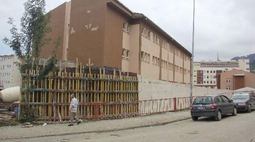 Rize&rsquo;de Okul Bah&ccedil;esine Viyad&uuml;k Yapılıyor