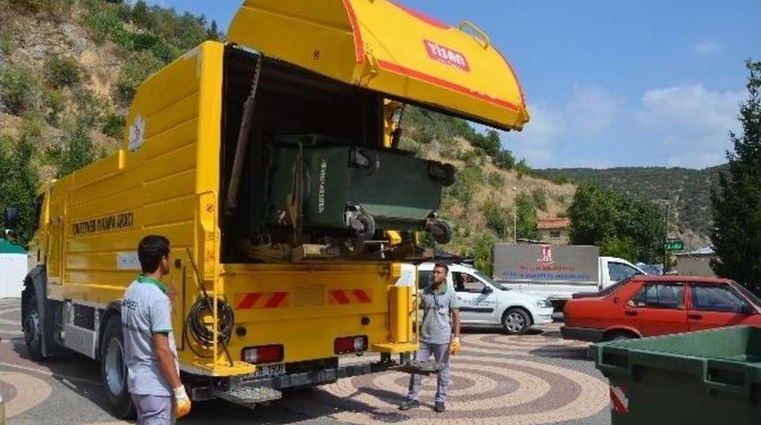 Bilecik Belediyesi Tarafından &Ccedil;&ouml;p Konteynerleri Yıkanarak Dezenfekte Ediliyor