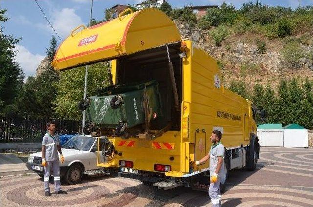 Bilecik Belediyesi Tarafından Çöp Konteynerleri Yıkanarak Dezenfekte Ediliyor