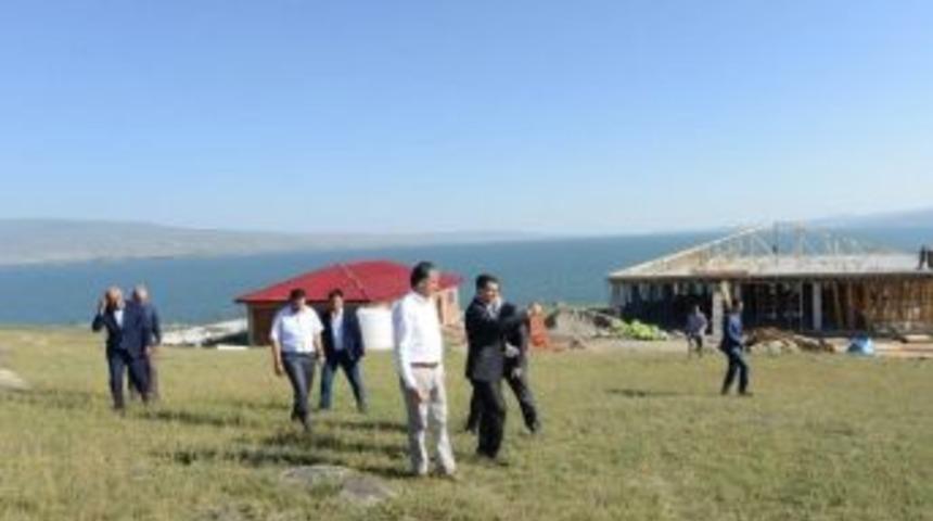 Vali &Ouml;zefe, &Ccedil;ıldır G&ouml;l&uuml; Kenarında Yapımı Devam Eden Turizm Tesislerinin İnşaatını Denetledi