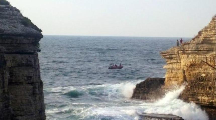 Dev Dalgalar Kayaların &Uuml;zerinde Gezen Baba Ve Oğlunu Yuttu