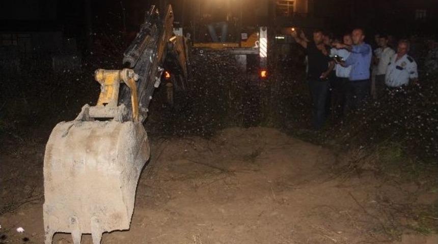 Sakarya&rsquo;da Ş&uuml;pheli Kazı Mahalleliyi Sokağa D&ouml;kt&uuml;