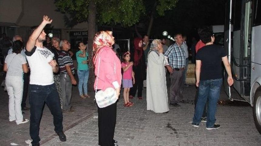 Tutuklanan Polisleri &ldquo;t&uuml;rkiye&rsquo;nin Gururusunuz&rdquo; Tezah&uuml;ratlarıyla Uğurladılar