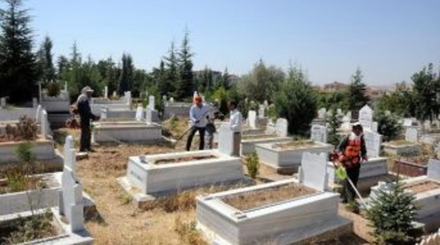 Mezarlıklar Ve Boş Alanlarda Yabani Ot M&uuml;cadelesi Hızlandırıldı