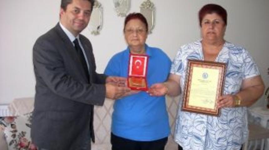 Kız Kardeşlerden Mehmet&ccedil;ik Vakfı&rsquo;na &Ouml;nemli Bağış