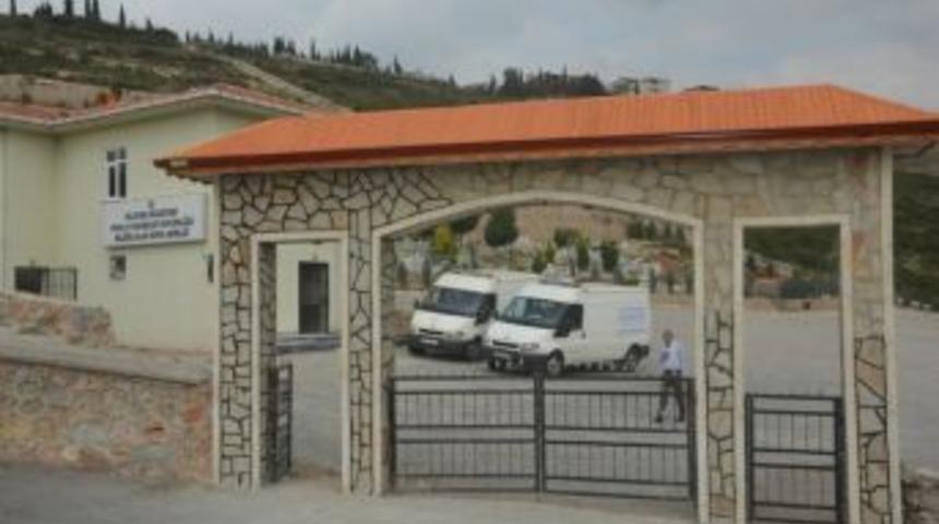 Dilovası&rsquo;nda Mezarlıkların Girişleri Yeniden D&uuml;zenleniyor