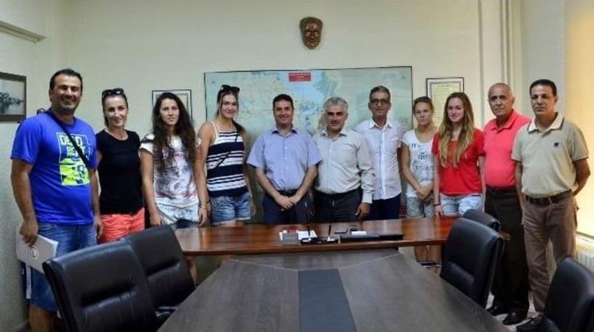 Gen&ccedil;lik Hizmetleri Ve Spor İl M&uuml;d&uuml;r&uuml; Ataşbak, Şakirpaşa Gen&ccedil; Spor Kul&uuml;b&uuml; Kadın Hentbol Takımını Kabul Etti