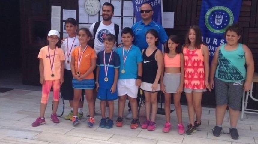 K&uuml;&ccedil;&uuml;k Tenis&ccedil;ilerden Madalya İle D&ouml;nd&uuml;