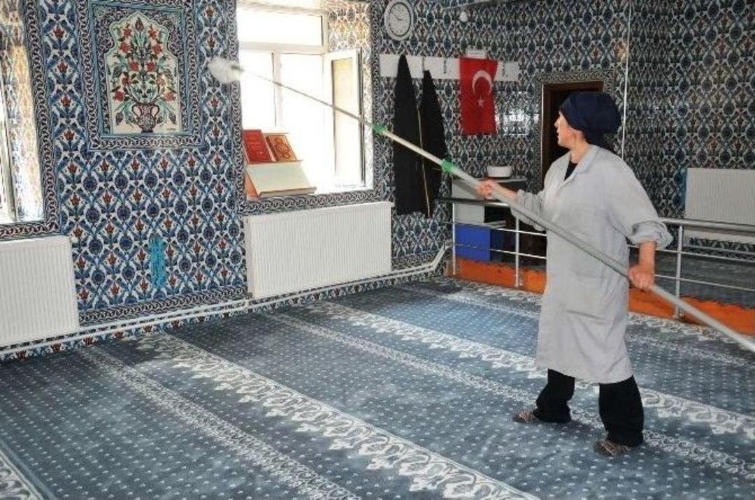 Boz&uuml;y&uuml;k&rsquo;te Camilerde Kurban Bayramı Temizliği