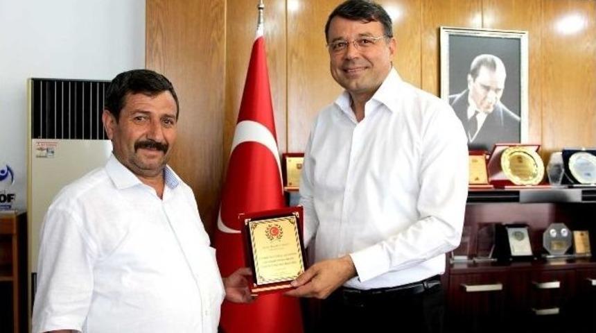 İmamuşaklılardan Başkan Turgut&rsquo;a Plaket