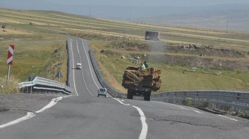 Trakt&ouml;r R&ouml;morku &Uuml;zerinde Tehlikeli Yolculuk