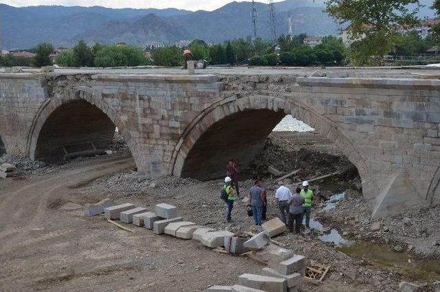 Başkan Karataş Koyunbaba Köprüsünde İncelemelerde Bulundu