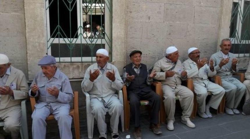 G&uuml;r&uuml;n&rsquo;de 21 Hacı Adayı Kutsal Topraklara Uğurlandı