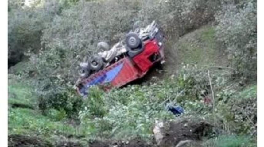 Kamyon U&ccedil;uruma Yuvarlandı: 1 Yaralı