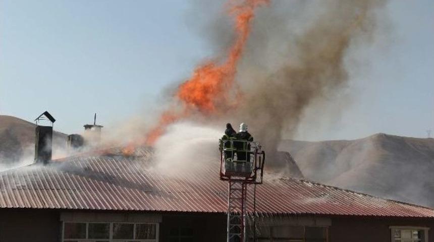Bitlis&rsquo;te &Ccedil;ıkan Yangına İtfaiye Ekipleri M&uuml;dahale Etti