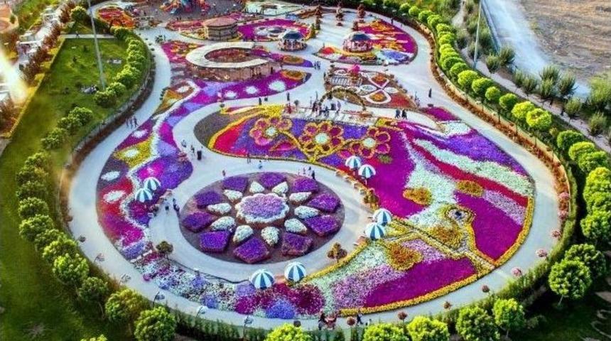 Sel&ccedil;uklu &Ccedil;i&ccedil;ek Bah&ccedil;esi G&ouml;z Kamaştırıyor