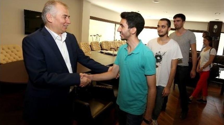 El Ele Vererek Başardılar