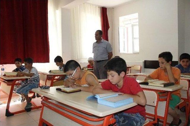 İmam Hatip Ortaokulu’nda Hafızlar Yetiştiriliyor