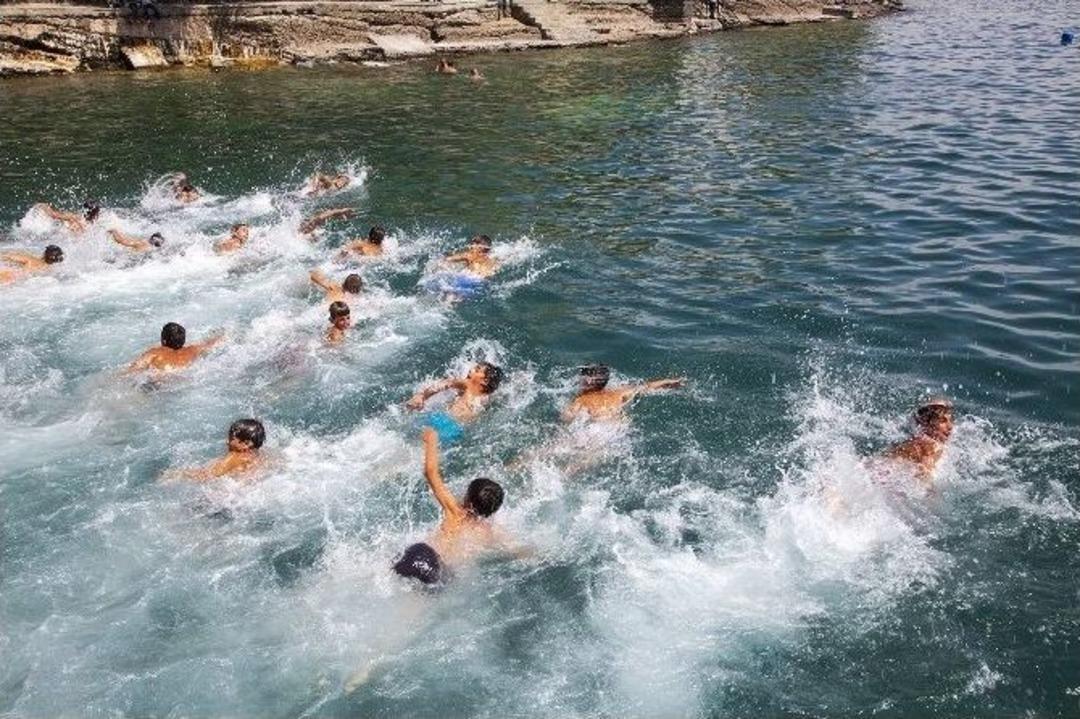 Van G&ouml;l&uuml;&rsquo;nde Y&uuml;zme Yarışmaları Renkli Ge&ccedil;ti