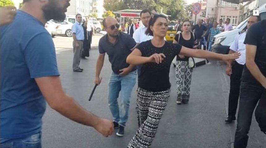 Fet&ouml;&rsquo;den G&ouml;zaltına Alınan Şahısların Yakınlarından Gazetecilere &rsquo;coplu&rsquo; Saldırı