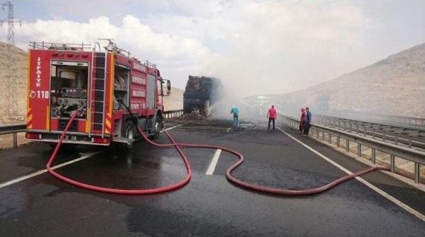 Saman Y&uuml;kl&uuml; Tır Seyir Halindeyken Yandı