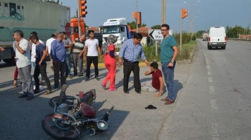 Tır&rsquo;la &Ccedil;arpışan Motosikletli Yaralandı