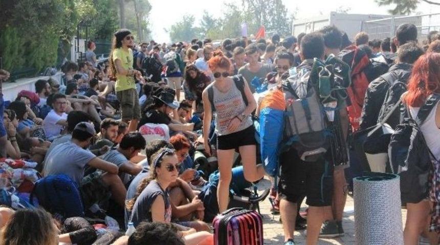 Zeytinli Rock Festivali İ&ccedil;in On Binlerce Kişi Edremit&rsquo;e Akın Ediyor