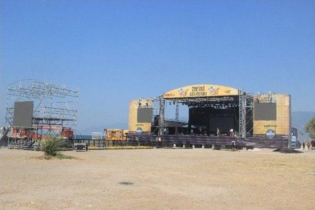 Zeytinli Rock Festivali İçin On Binlerce Kişi Edremit’e Akın Ediyor