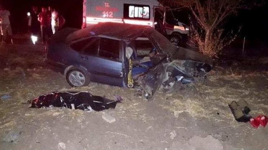 Otomobil Yoldan &Ccedil;ıktı: 1 &Ouml;l&uuml;, 1 Yaralı